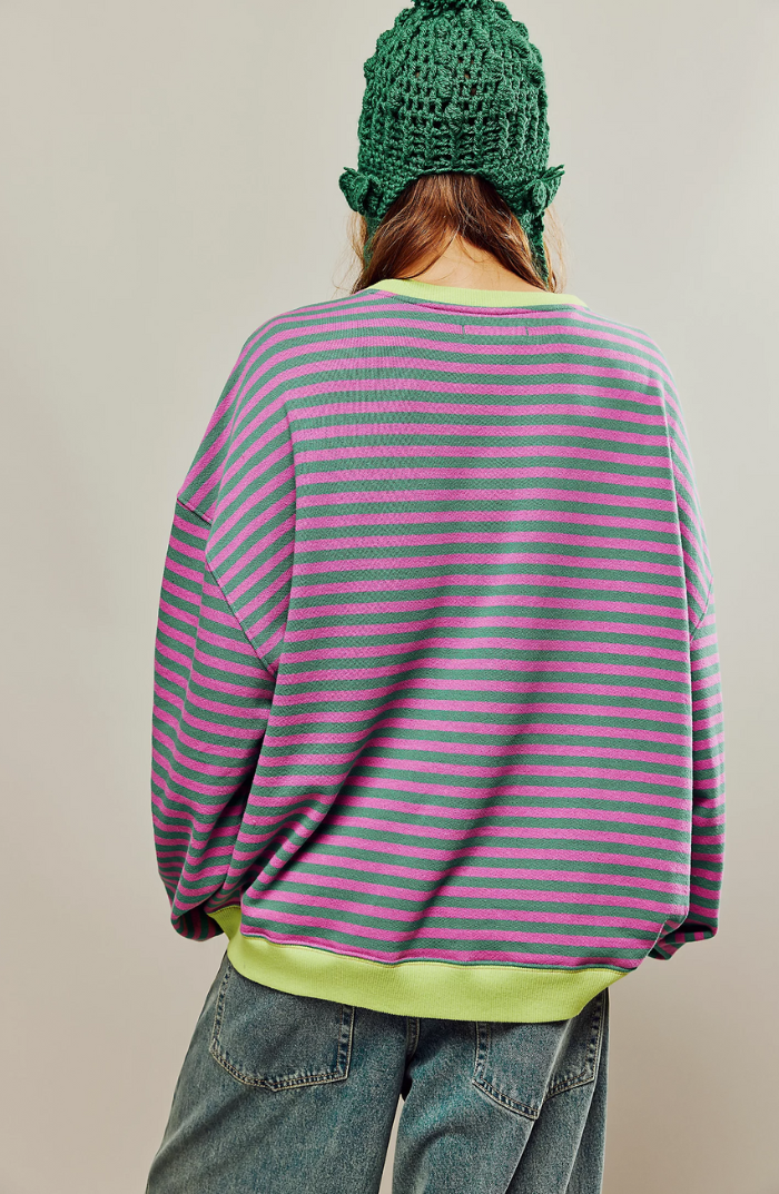Oversizedstribet sweatshirt med kontrastkanter og droppede skuldre