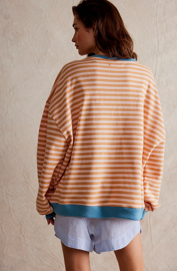 Oversizedstribet sweatshirt med kontrastkanter og droppede skuldre